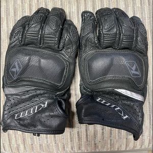 Motorcycle riding gloves